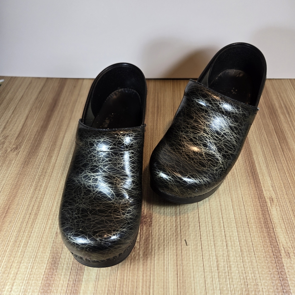 DANSKO Patent Leather Black w/ Gold Scribble Size 39 Clog US Size 8 - Picture 5 of 7